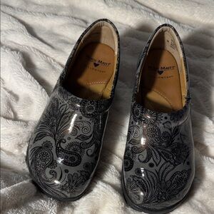 Nurse Mates Women's Black and Gray Paisley Clogs